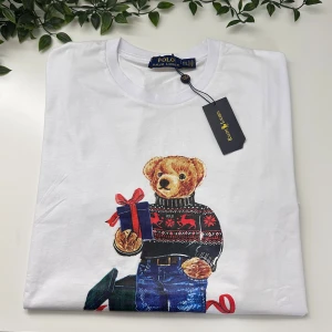 RL Bear T-Shirt - Aldrig använd, nyskick! Storlek, XXL men sitter som XL. Prislapp sitter kvar 