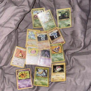 Pokémonkort - Blandad samling - Samling med klassiska Pokémonkort, perfekt för dig som vill börja samla eller utöka din samling! Här hittar du favoriter som Butterfree, Machoke, Ekans och Dark Kadabra. Roligt för både unga och vuxna Pokémonfans som gillar nostalgi och strategi.