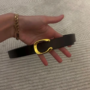 Brunt skärp med guldfärgat C-spänne - Mörkbrunt bälte Coach inspirerat. 85 Cm🫶🏻