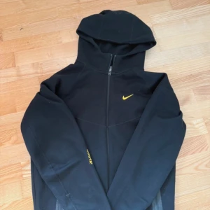 Nike Nocta (svart) storlek M - Använd väldigt lite då den ör för stor för mig är 176cm 73kg