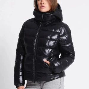 Svart glansig pufferjacka med huva - Väldigt bra skick då den knappt är använd