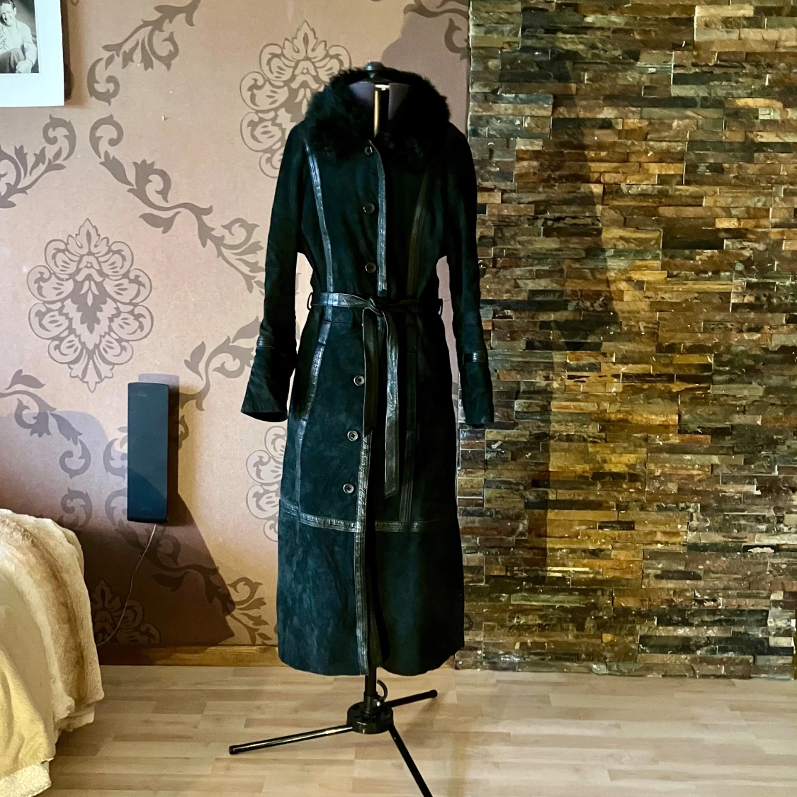 Svart lång mockakappa från Bernard