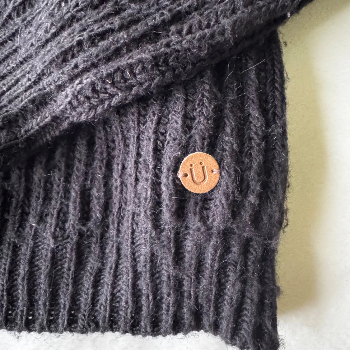 Svart stickad tröja - 1