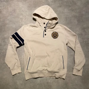 Vintage Tommy Hilfiger Hoodie - Tjena säljer nu denna sjunt snygga TH hoodien vintage. Storlek L , Vid frågor kontakta!