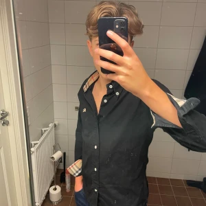 Svart Burberry skjorta - Size-S| Modellen är 175 cm och väger 62kg