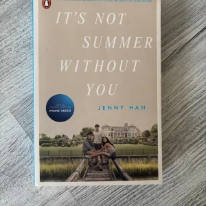 It's Not Summer Without You - En ungdomsroman om långa, heta sommardagar, vänskap och kärlek vid havet. Perfekt för dig som gillar känslor, relationer och sommarvibbar. Andra delen i en populär trilogi, nu även som serie på Prime Video.