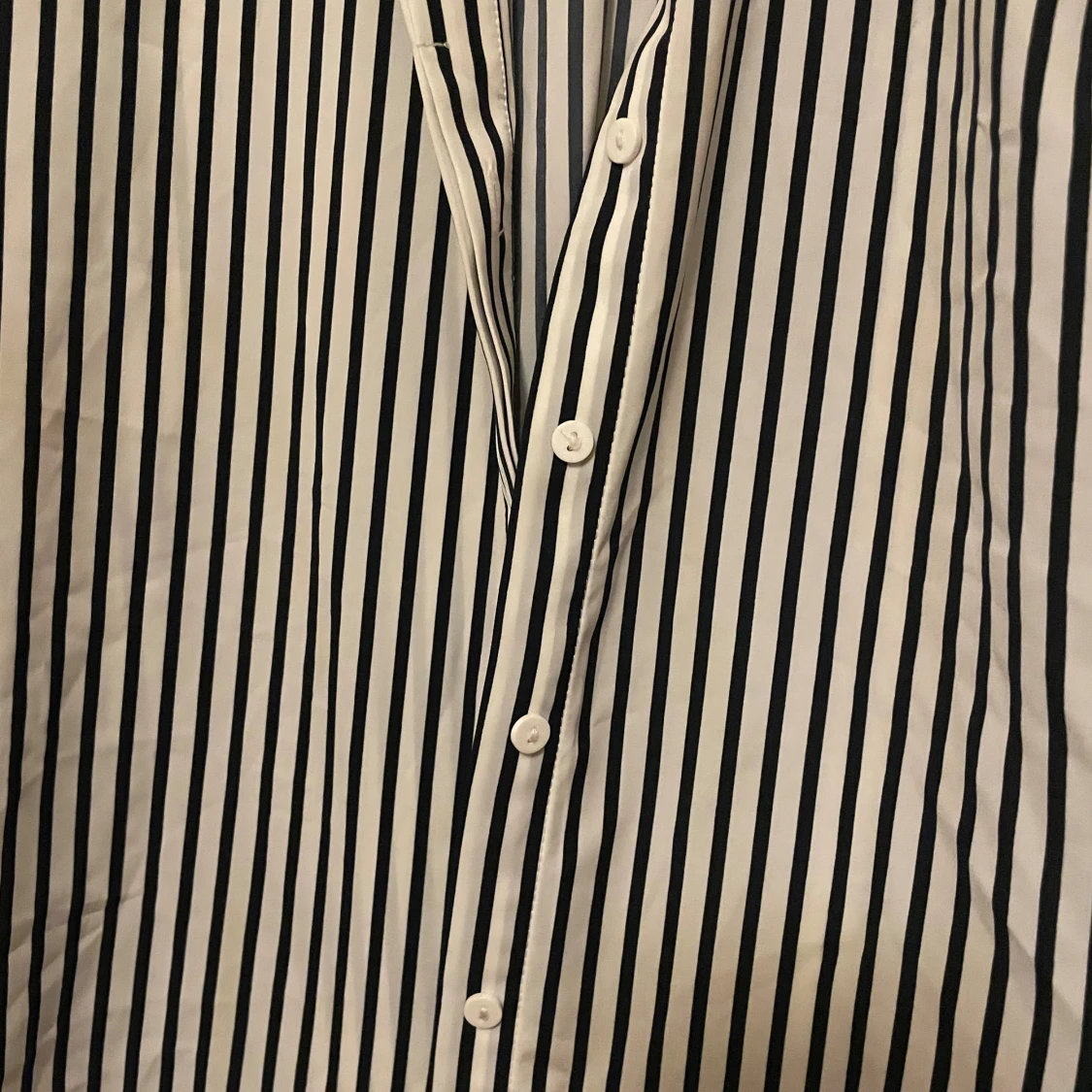 Randig vit och svart skjorta - 2