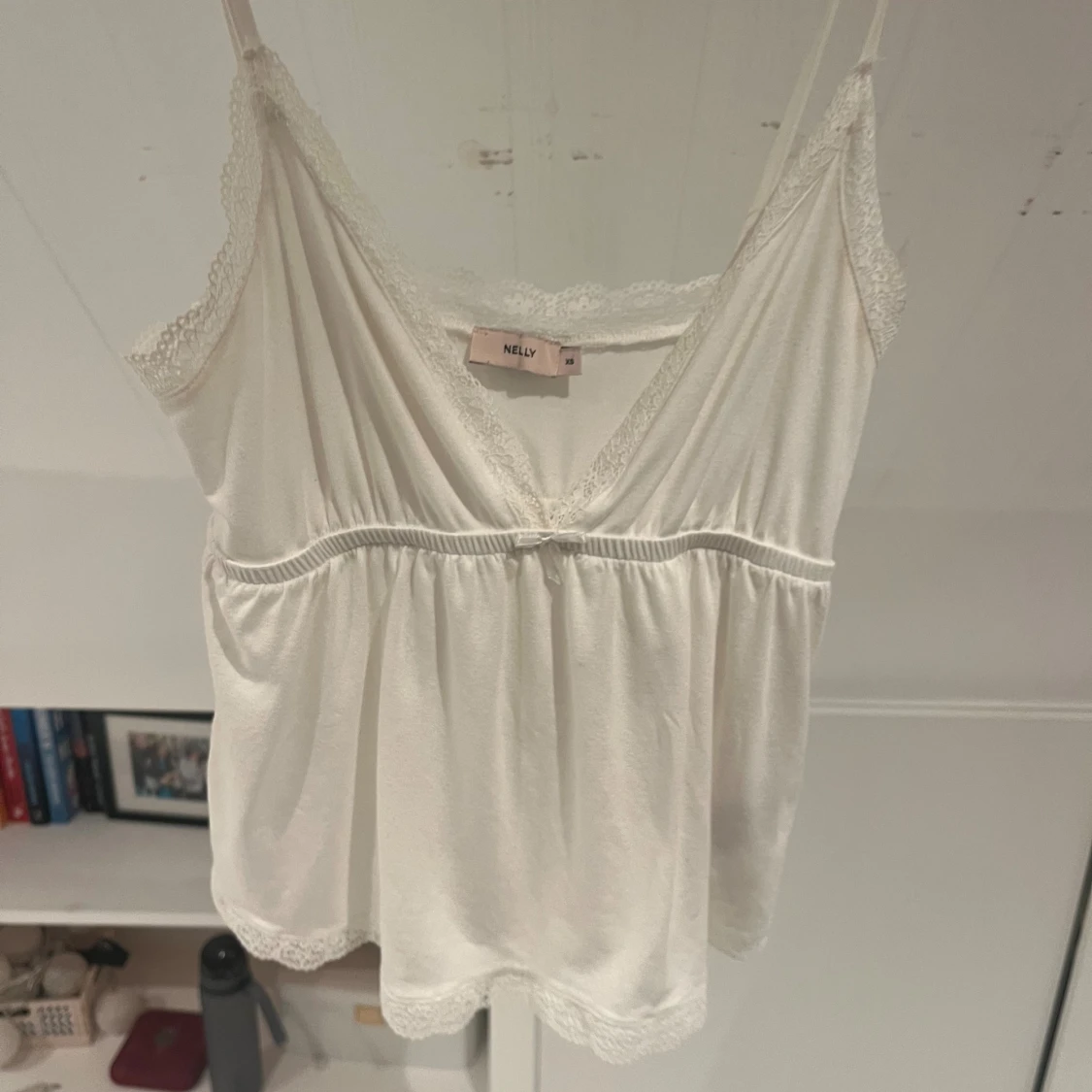 Vit spetsdetaljerad linnetopp Nelly - 1
