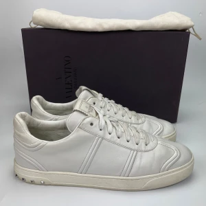 Valentino flycrew  - Hej! Säljer nu dessa sjukt snygga valentino skor. Skorna är i fint skick! Har begränsat antal boxar och dustbag. Hör av dig vid frågor. 