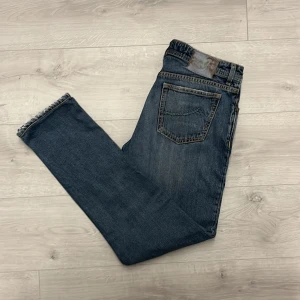 Jacob Cohen blåa jeans  - Hej! Säljer ett par Jacob Cohen jenas//jeansen är i bra sick utom att de har ett hål vid fickan. Man märker inte den vid användning//jeansen är i size 33//fråga gärna!