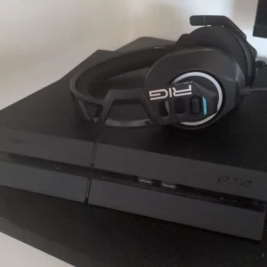 PlayStation 4 med hörlurar  - Säljer en play station 4 utan kontroller men med kabel och hdmi. Hörlurarna funkar men mic är sönder.  Playstation 4 har haft den i två år. Den funkar
