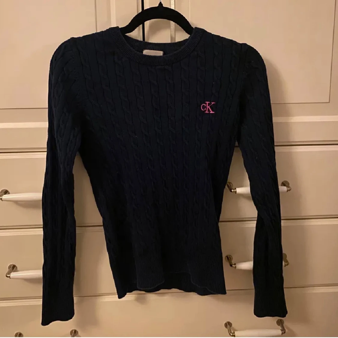 Mörkblå stickad tröja från Calvin Klein