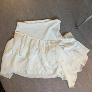 Vit kjol Zara  - Super fin kjol, använd en gång. 