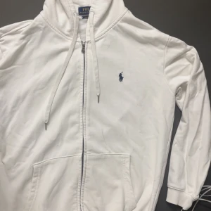 Vit hoodie från Polo Ralph Lauren - Snygg vit hoodie från Polo Ralph Lauren, använd några få gånger, fläckfri, djurfri, rökfri, passar dig med storlek S