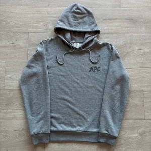Apc Hoodie - Riktigt snygg Apc Hoodie i toppskick. Storlek L. Tveka inte ställa frågor vid intresse🙌