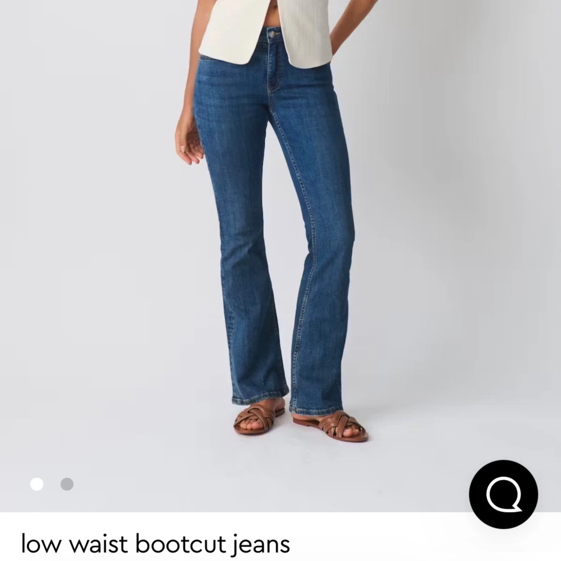 Blå bootcut jeans låg midja