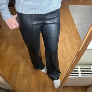 Skinnbyxor - Högmidjade skinnbyxor från Zara. Mycket bra skick men har någon defekt längst ner på benet men inget man tänker på