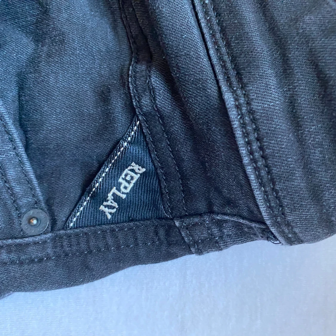 Svarta Replay jeans, midja 28/32 - 1