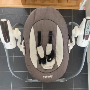 My Baby elektrisk babysitter - Elektrisk babysitter från My Baby med flera gunginställningar, timer och musikfunktion. Selen och klädseln är i fint skick utan synligt slitage. Perfekt för att lugna och underhålla din bebis. Enkel att använda med tydlig kontrollpanel. Pris går att diskutera!