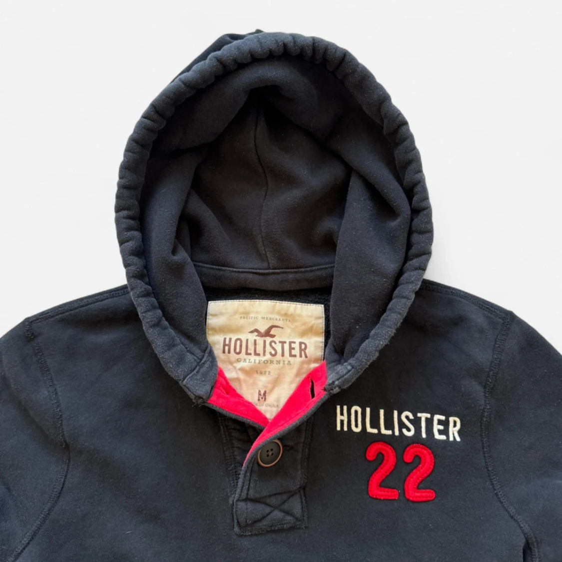 Svart hoodie från Hollister med tryck - 1