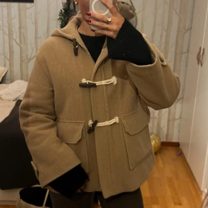 Beige duffeljacka från Samsøe Samsøe - Säljer en beige duffeljacka från Samsøe Samsøe i storlek XS. Materialet är ullblandning och insidan är fodrad för extra värme och bra för stickade tröjor så de inte blir noppriga! Perfekt för höst och vinter! jackan är tjock så passar bra för kallare väder ❤️har inga fläckar vad jag sett❤️