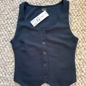 Topp från Gina💙 - Helt ny marinblå topp från Gina, storlek XS