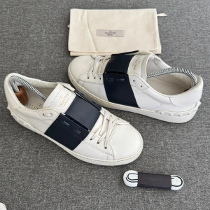 Valentino Open | 40 - Valentino Open sneakers | Grymt skick | Storlek 39, passar 39-40 | Extra skosnören ingår | INGA BYTEN | Fraktar spårbart eller möts upp i Täby 