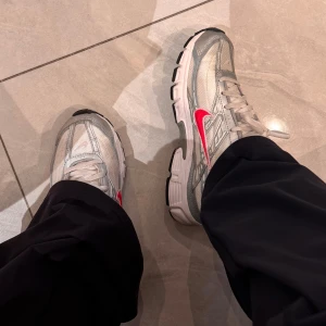 Nike Initiator  - Använda fåtal gånger. Vit, silver & rosa 🤍🩷