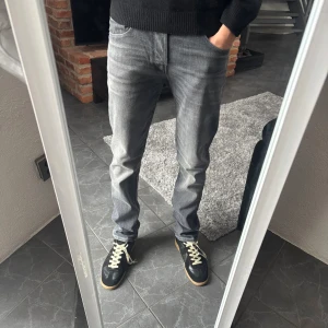  jeans Jack and Jones  - Säljer ett par gråa slim straight jeans från Jack and Jones . Nypris 999kr.  Hör av er vid minsta fundering!