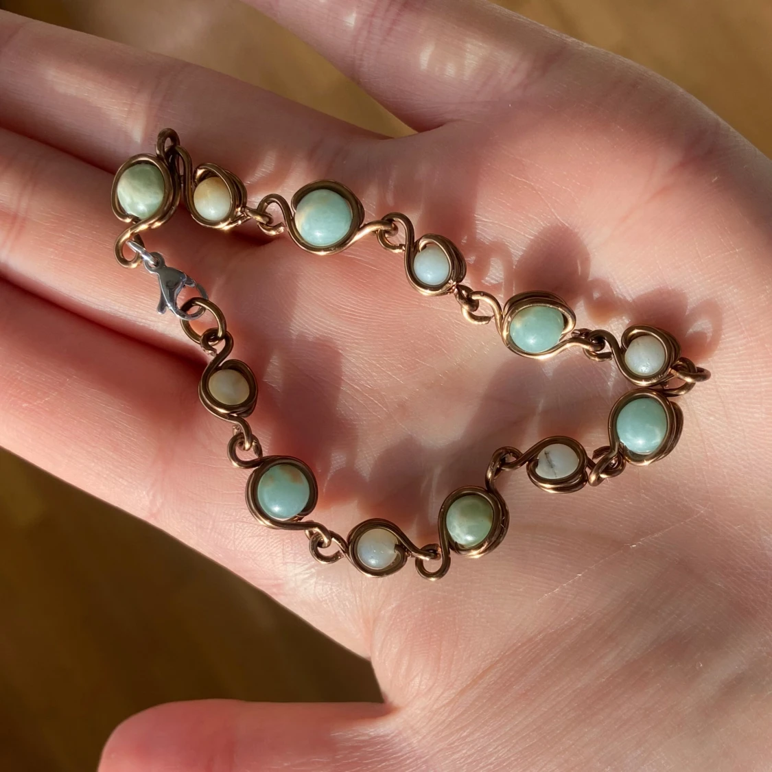 Armband med ljusgröna/ljusblå stenar och koppartråd - 1