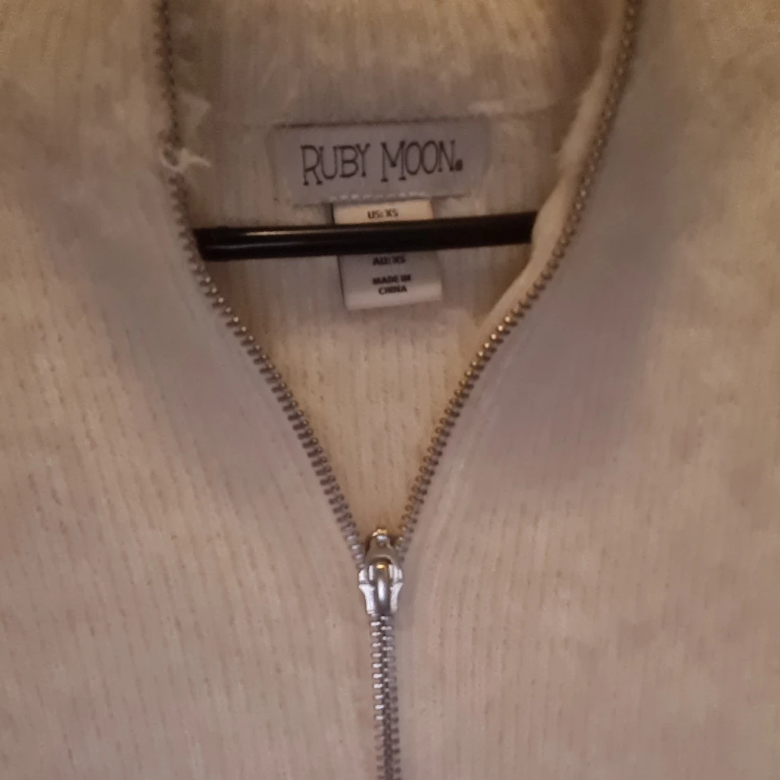 Creme/beige fluffig kofta från Ruby Moon - 2