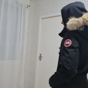 Svart parkas från Canada Goose med päls - Hej! Säljer min Victoria parka canada goose jacka dam, jag säljer den eftersom den inte passar längre, Pris kan alltid diskuteras 💕 