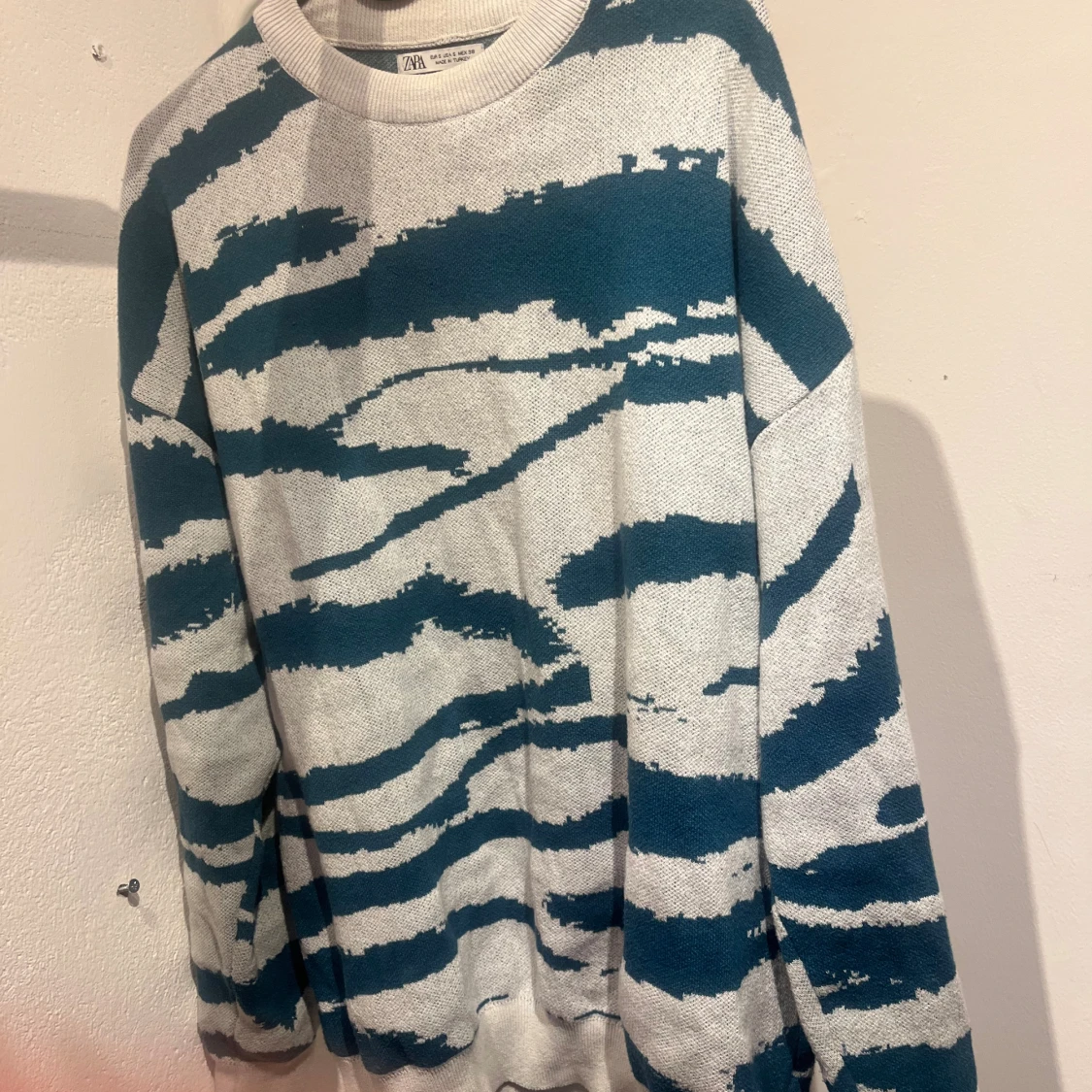 Zebra-mönstrad stickad tröja från Zara