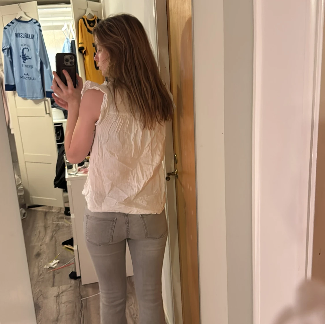 Vit blus med volangärmar och krage - 3