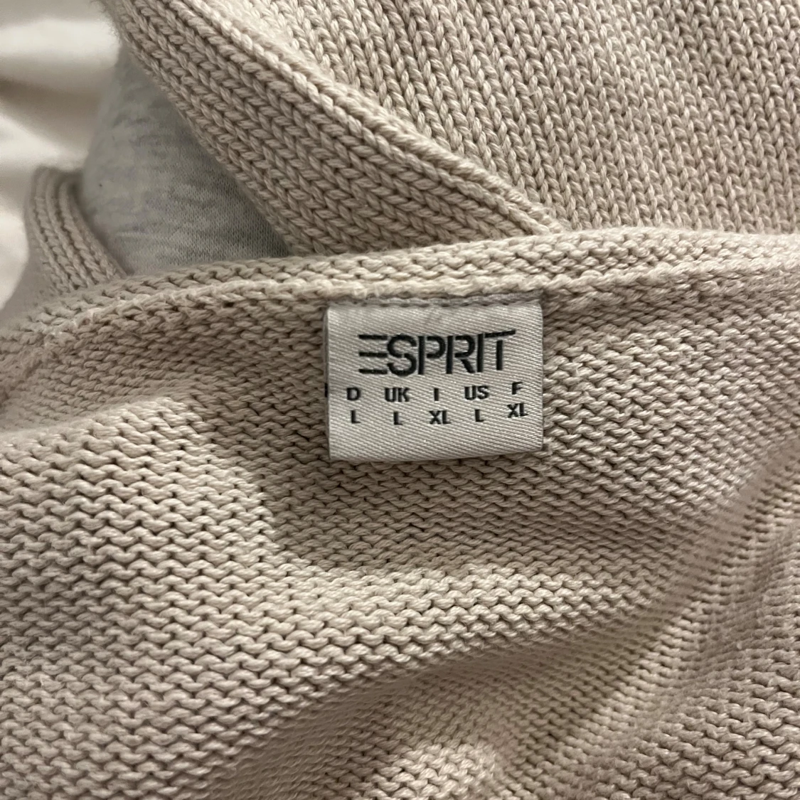 Beige stickad tröja från Esprit - 1