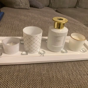 Dekoration  - Street Lights från Friar/Fragrance är en stilren eau de toilette på 80ml. Snygg flaska med guldig detalj – perfekt för dig som vill ha något unikt i samlingen. Premium quality står på etiketten. Perfekt för dig som gillar trendiga detaljer. Aldrig använt och köpte för 350 kr 