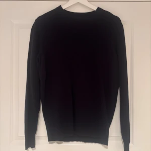 Stickad Massimo Dutti Crew Neck - Säljer denna stickade Massimo dutti crew neck i marinblå färg i  super skick! | Storlek S | Pris går att diskutera vid snabb affär! | Hör av dig vid minsta fundering! | 
