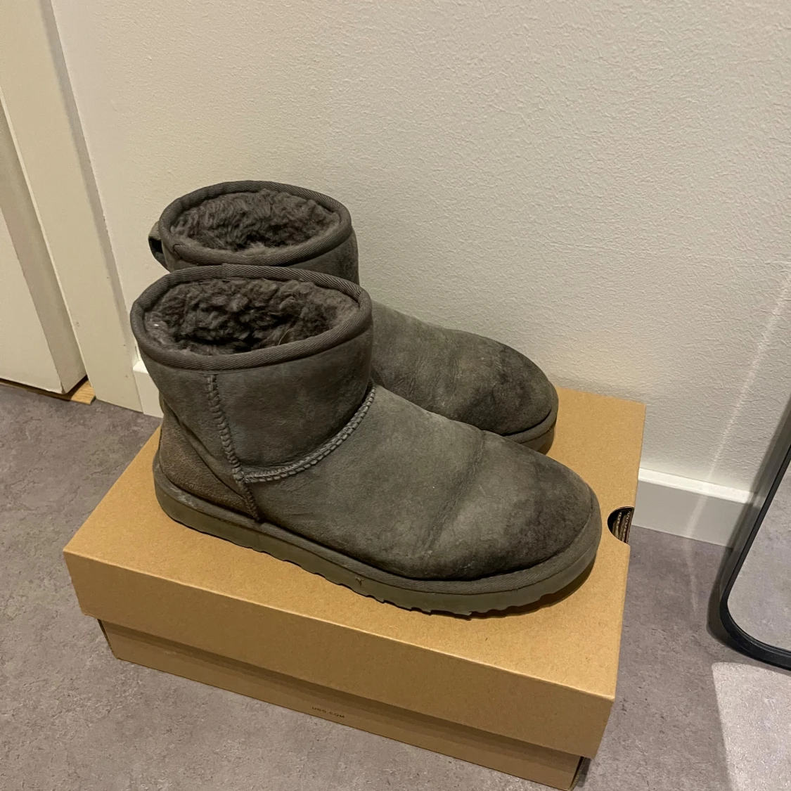 Grå UGG boots i mocka - 2
