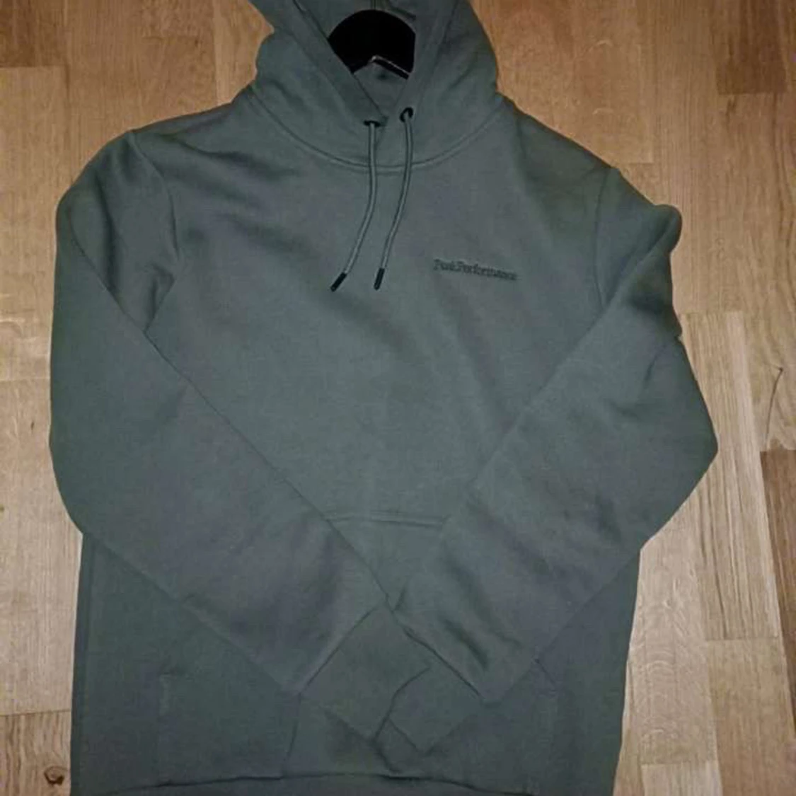 Grön hoodie från Peak Performance - 2