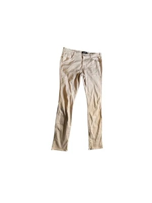 Beige Replay jeans slim fit - Säljer ett par snygga beige Replay jeans i slim fit-modell. Byxorna har klassisk femficksdesign, raka ben och normal midja. Materialet är mjukt och stretchigt för extra komfort. Perfekta till en avslappnad stil och passar till det mesta.