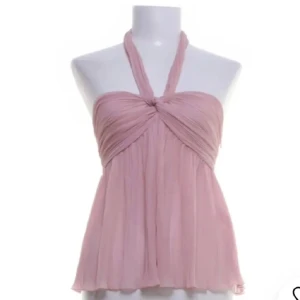 Rosa halterneck topp - Fin rosa topp!!  Köpt av en tjej på plick så de är hennes bilder. Den kommer ej till användning. Skriv om ni vill ha egna bilder!! Postar inom 24 timmar💕