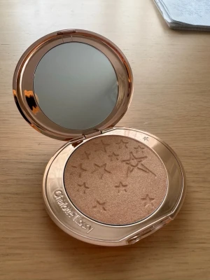 Charlotte Tilburry Highlighter - Säljer en Charlotte Tilbury Hollywood Glow Glide Face Architect Highlighter i färgen Gilded Glow. Har endast swatchat den en gång och produkten är annars helt oanvänd. Original förpackning finns med. 