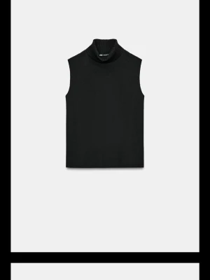 Svart stickad med polokrage - Säljer en svart stickad väst från Zara med hög polokrage. Västen är ärmlös och har en clean, minimalistisk look som passar perfekt till lager på lager. Materialet är mjukt och stretchigt för en bekväm känsla. Helt ny med prislappen kvar