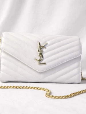 Saint Laurent CASSANDRE ENVELOPE CHAIN WALLET - De är nu dax att sälja min Saint Laurent väska. Själva väskan har online verifierats på tradera men kedjan har jag satt dit (därför säljer jag den billigt). Lite sliten på själva lappen som stänger väskan. 