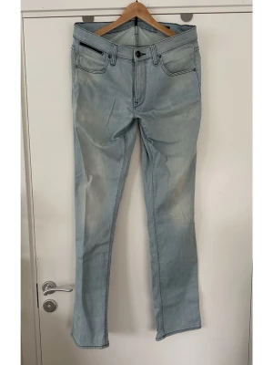Ljusa jeans från Emilio - Snygga ljusblå jeans från Emilio i nästan nyskick, 32”. Praktiska fickor fram och bak och snygga svarta läderdetaljer. Kvalitetsjeans.   Hämtas i Stockholm eller skickas mot porto. 
