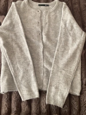 Kofta med knappar  - Fin och mysig kofta från Lager157, köpt för nån vecka sedan. Använd en gång, inga nopprig eller liknande, typ bara lurv som man ser vid ärmarna. Nypris 150kr