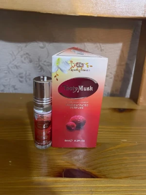 Tasty Musk koncentrerad parfym - En koncentrerad parfym med fräsch design, perfekt för dig som vill ha något unikt och smidigt att ta med. Volym: 6 ml. Snygg förpackning som sticker ut.