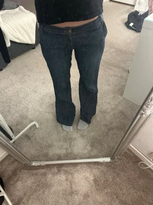 Jeans  - Mörka jeans, skriv om ni vill ha bild på baksidan. Dom är använda men inte av mig då jag fick dom av mamma så dom är gamla men absolut inte dåligt skick