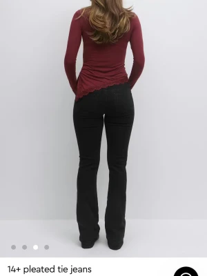 Svarta bootcut jeans med snörning - Säljer ett par as snygga jeans från Gina som är helt nya utan pris lapp. De är i storlek s och passar mig som normalt har xs-s. Skriv om ni undrar något och pris kan diskuteras❣️