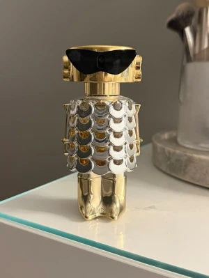 FAME EdP 50ml  - Säljer min FAME parfym från RABANNE, eftersom den inte kommer till användning. Det finns mer än 40 ml kvar av 50 ml. Den är en god doft både till vardag eller kväll. Nypris: 1335. Hör gärna av dig vid frågor💗